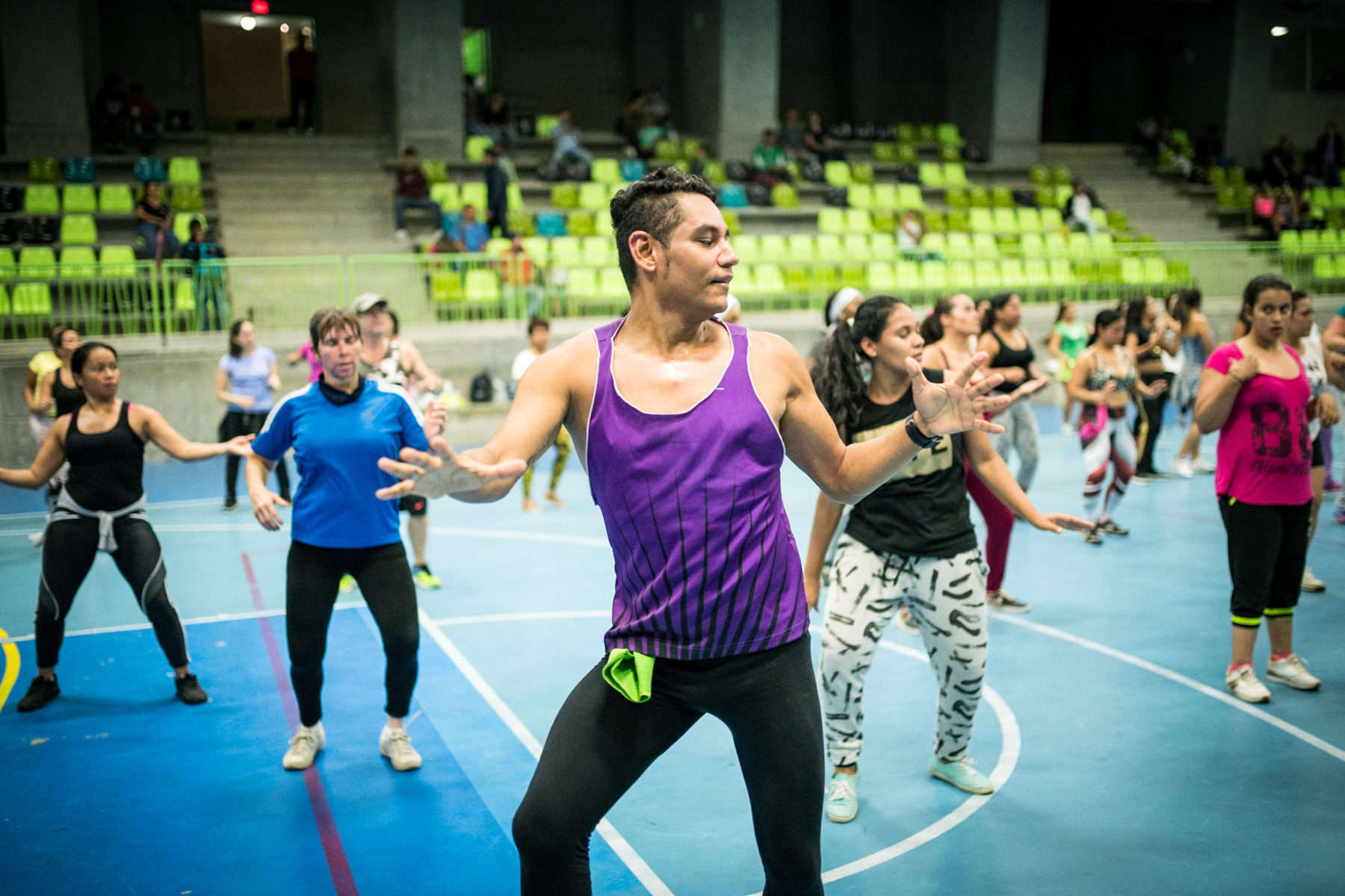 Alejandro used to teach dance and aerobics. Now he works as a freelance dancer. Aerobics is pure relaxation for him.